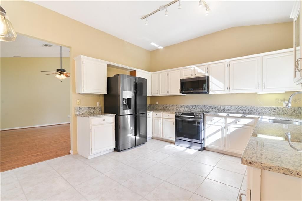 Recently Sold: $350,000 (3 beds, 2 baths, 1668 Square Feet)