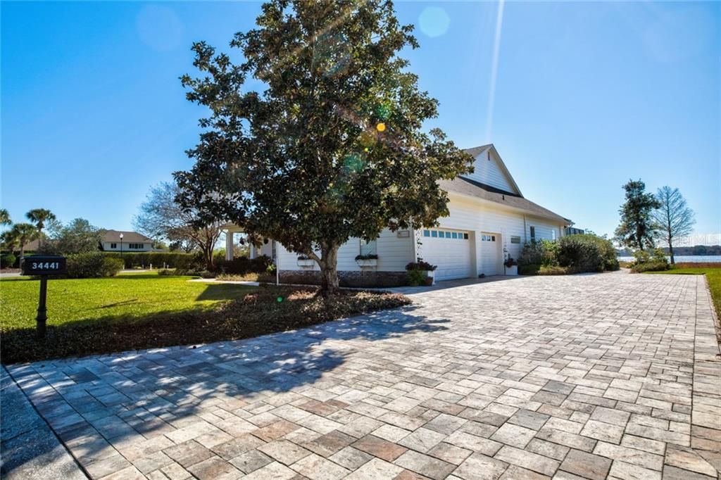 Recently Sold: $869,000 (4 beds, 3 baths, 3076 Square Feet)