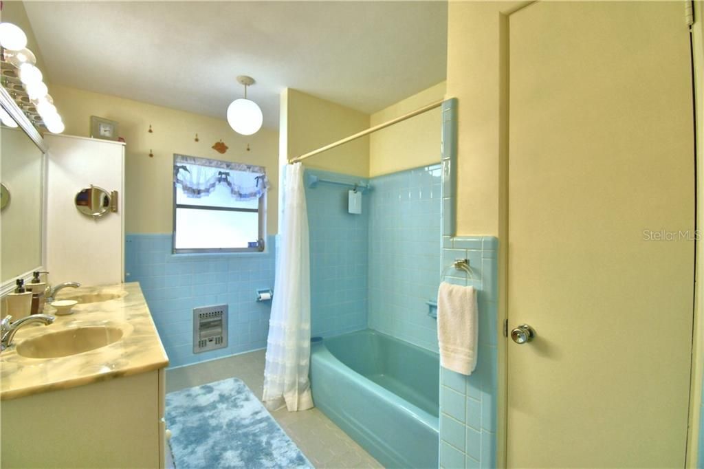 Recently Sold: $145,000 (2 beds, 1 baths, 1302 Square Feet)