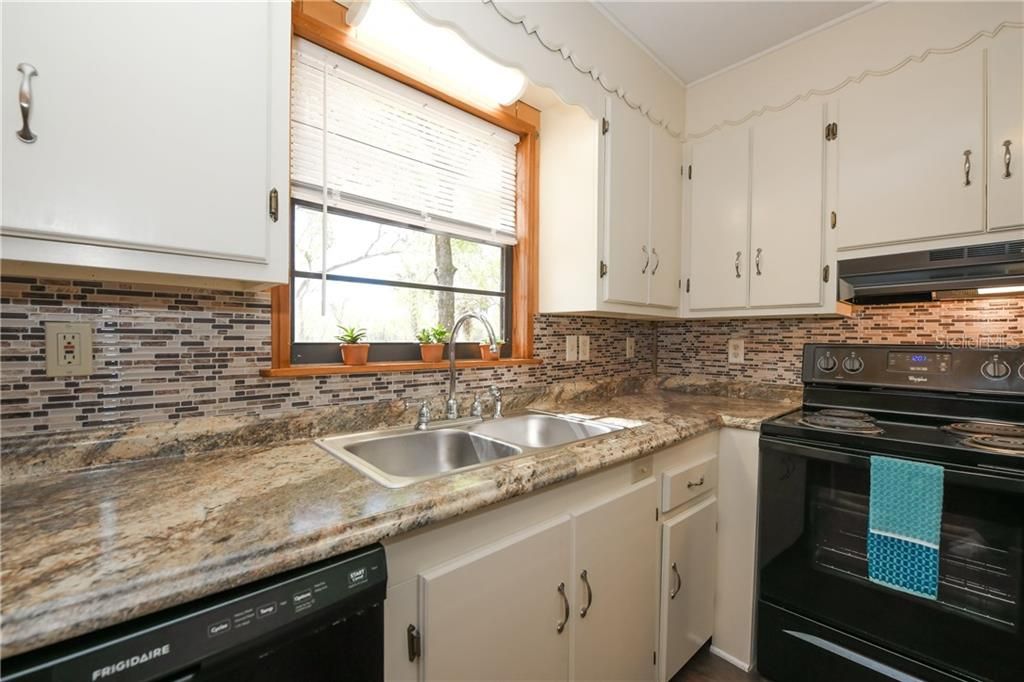 Recently Sold: $280,000 (2 beds, 2 baths, 1652 Square Feet)