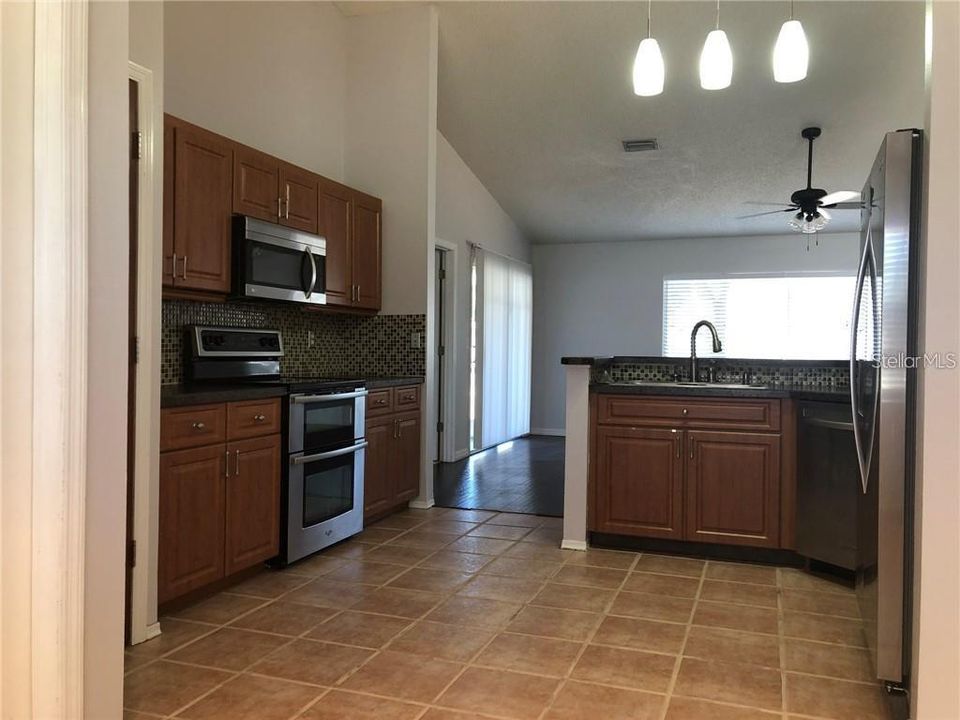 Recently Rented: $1,550 (3 beds, 2 baths, 1542 Square Feet)