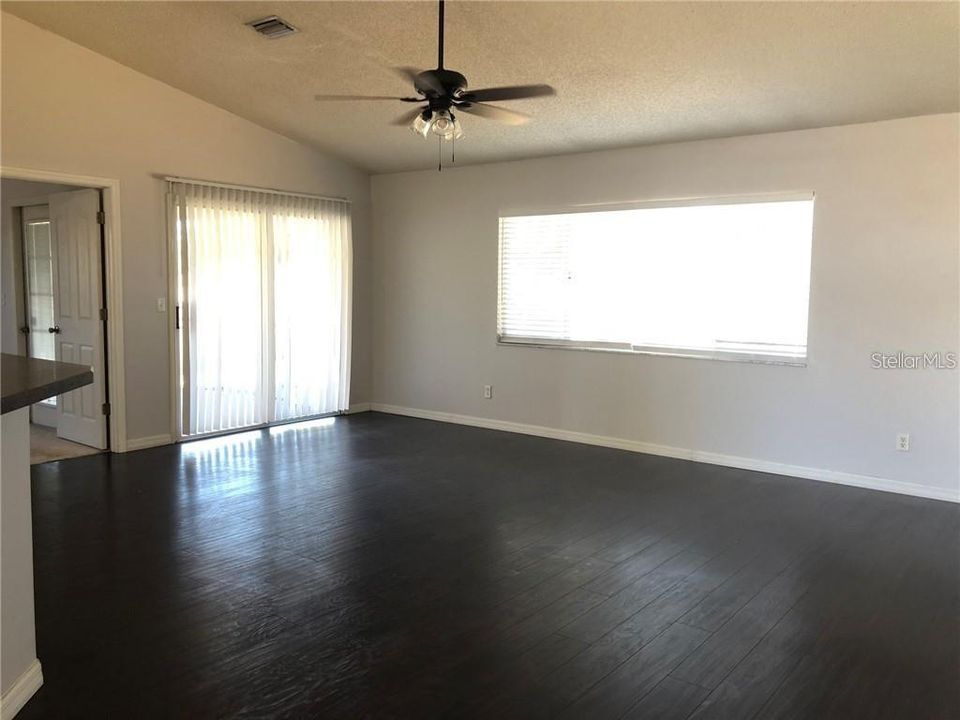 Recently Rented: $1,550 (3 beds, 2 baths, 1542 Square Feet)