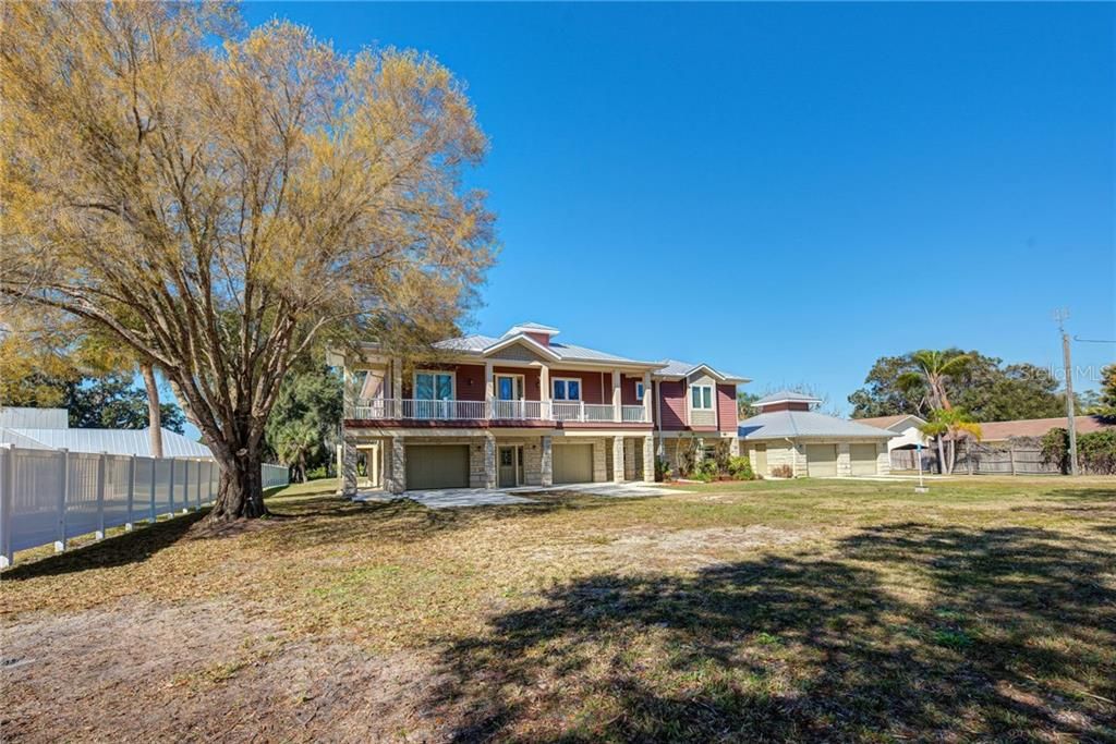 Recently Sold: $1,395,000 (3 beds, 3 baths, 2529 Square Feet)