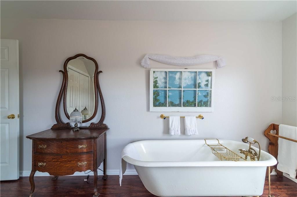 claw tub in this bedroom