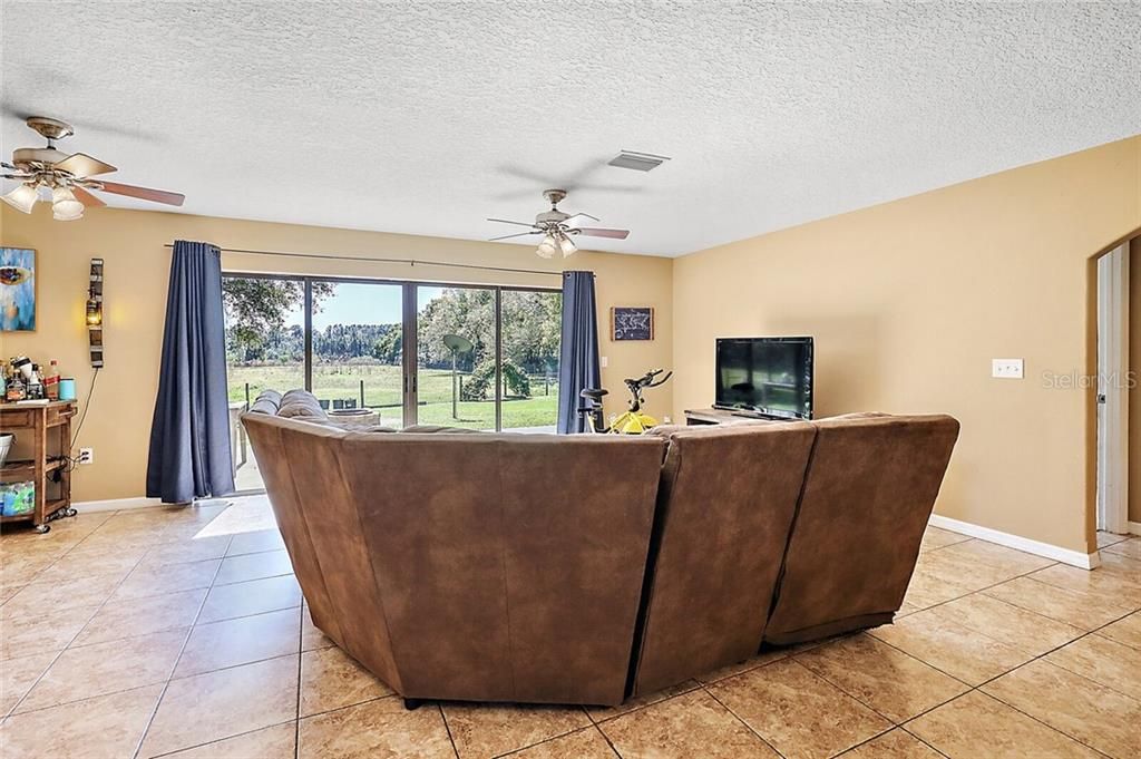 Недавно продано: $370,000 (3 спален, 2 ванн, 1856 Квадратных фут)