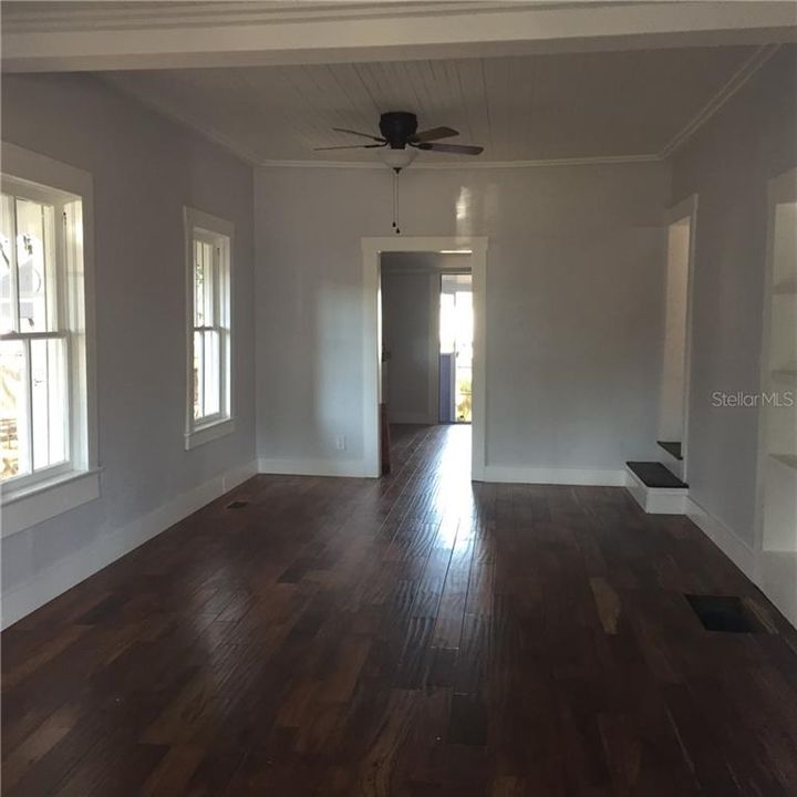 Recently Rented: $2,400 (3 beds, 2 baths, 1852 Square Feet)