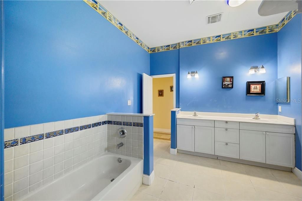 最近售出: $649,000 (4 贝兹, 2 浴室, 3662 平方英尺)