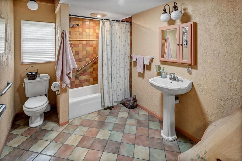 最近售出: $975,000 (3 贝兹, 2 浴室, 2829 平方英尺)