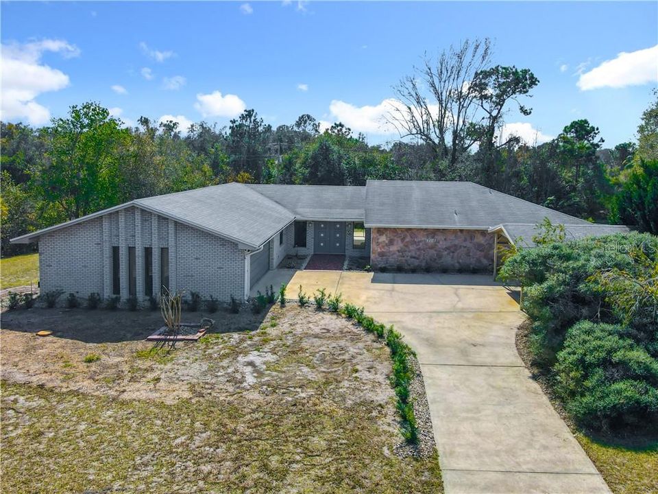 Conveniently located east of Lake Wales in Walk-In-Water Estates with 2+ acres provides additional privacy.