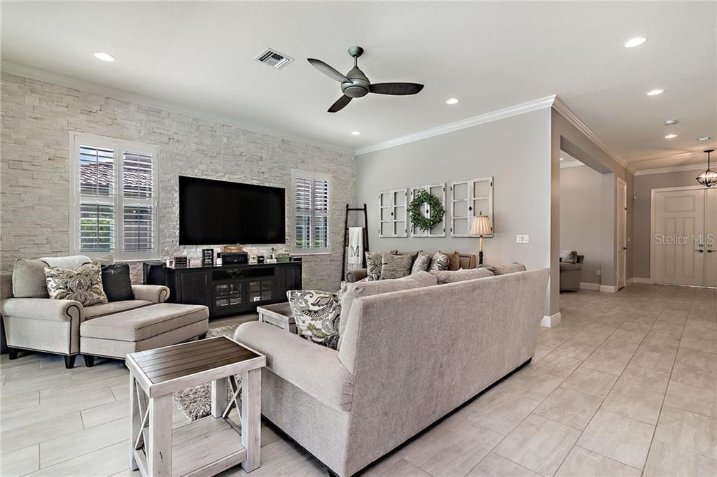 Recently Sold: $1,000,000 (5 beds, 5 baths, 4400 Square Feet)