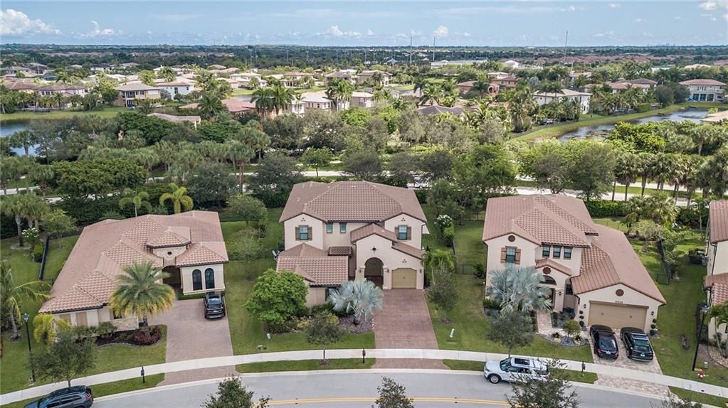 Recently Sold: $1,000,000 (5 beds, 5 baths, 4400 Square Feet)