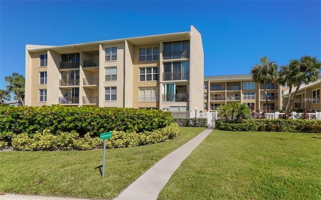 Recently Sold: $389,000 (2 beds, 2 baths, 991 Square Feet)