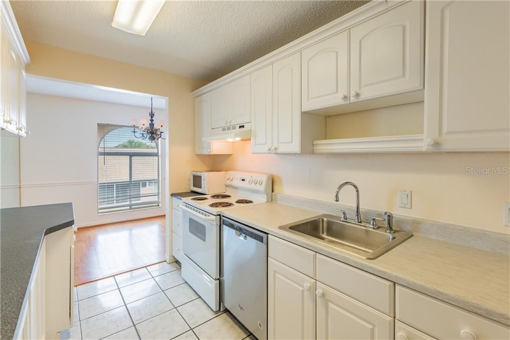 Recently Sold: $92,500 (2 beds, 1 baths, 885 Square Feet)
