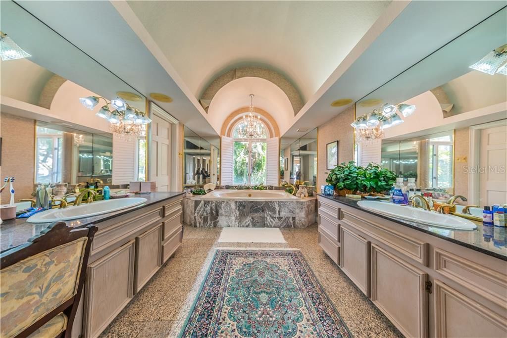 Recently Sold: $900,000 (5 beds, 4 baths, 5421 Square Feet)