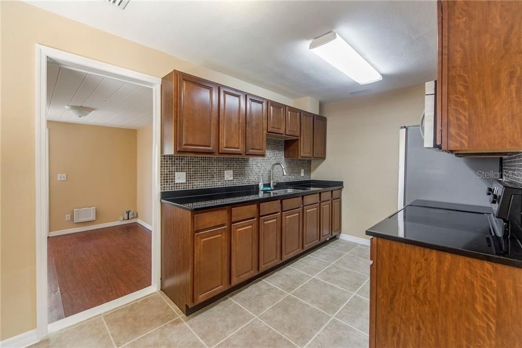 Recently Sold: $210,000 (2 beds, 1 baths, 851 Square Feet)