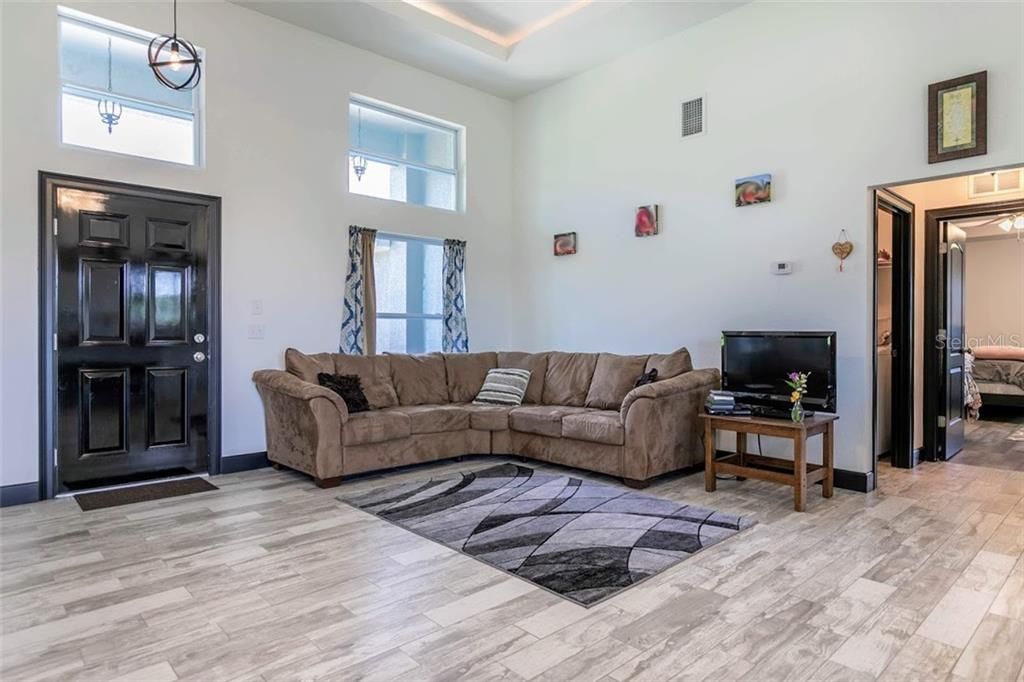 Recently Sold: $320,000 (3 beds, 2 baths, 1820 Square Feet)