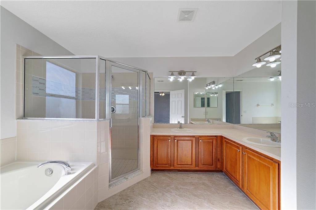 最近售出: $250,000 (4 贝兹, 2 浴室, 2094 平方英尺)