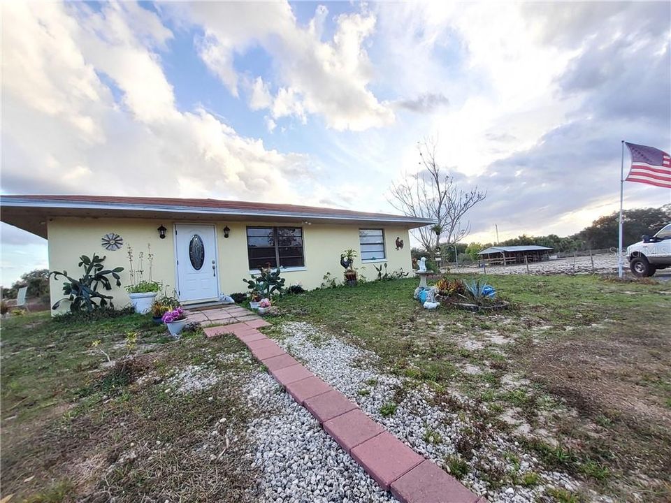 Recently Sold: $235,000 (3 beds, 1 baths, 962 Square Feet)