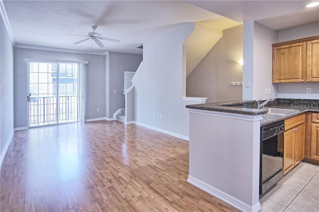 Recently Rented: $1,625 (1 beds, 1 baths, 881 Square Feet)