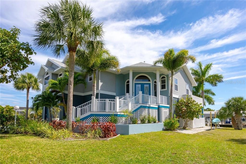 Recently Sold: $1,950,000 (3 beds, 2 baths, 3186 Square Feet)
