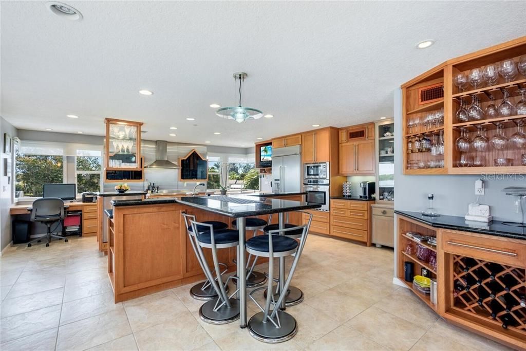 Recently Sold: $1,950,000 (3 beds, 2 baths, 3186 Square Feet)