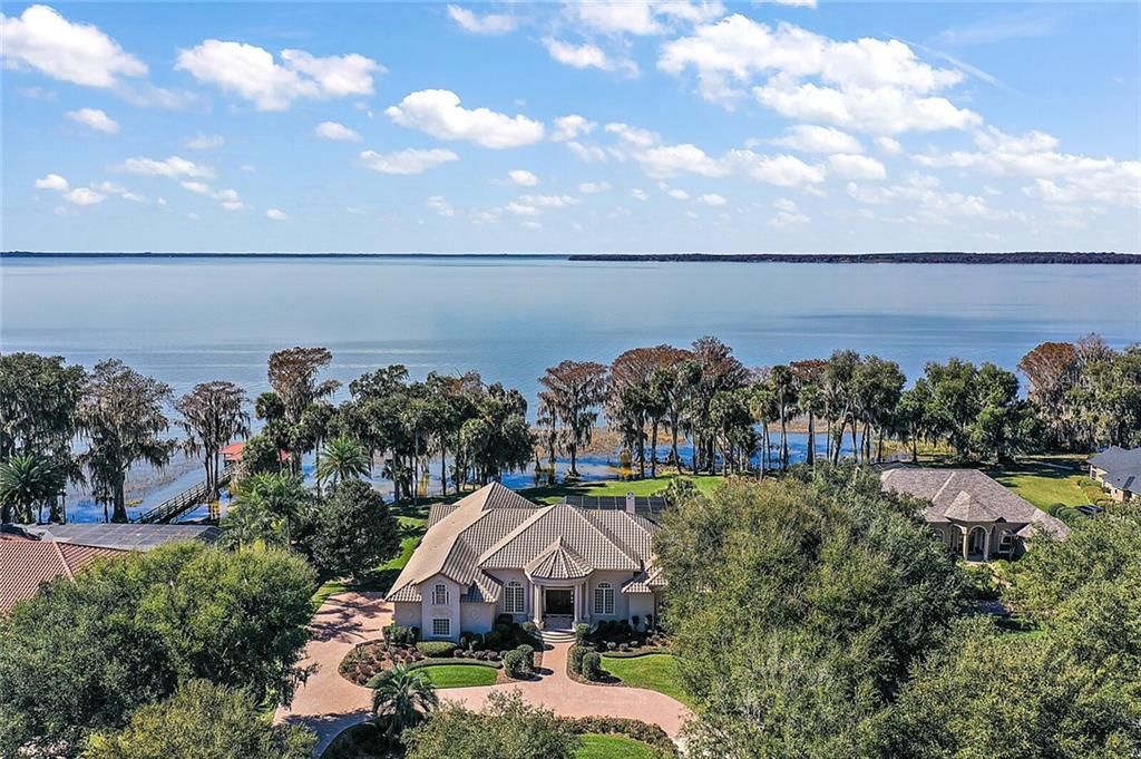 The Peninsula is a sought-after, exclusive Tavares enclave of only 17 parcels. Luxury custom homes situated on acre estates with moss-laden oaks and prime Lake Harris frontage.