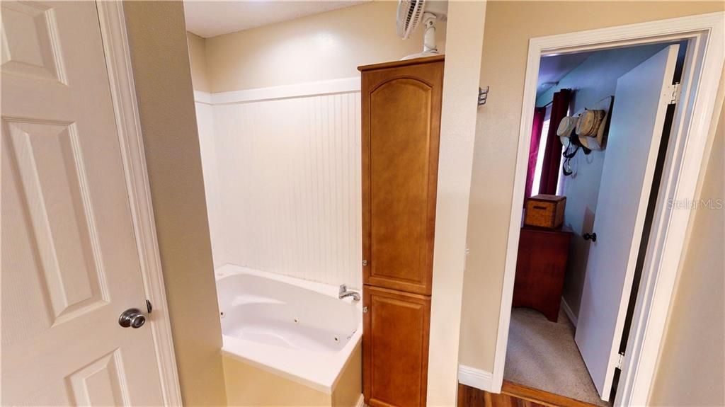 最近售出: $239,000 (4 贝兹, 2 浴室, 1803 平方英尺)