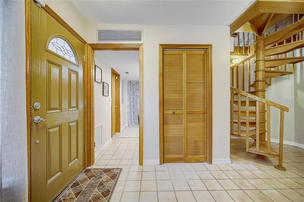 Vendido Recientemente: $649,000 (3 camas, 3 baños, 2406 Pies cuadrados)