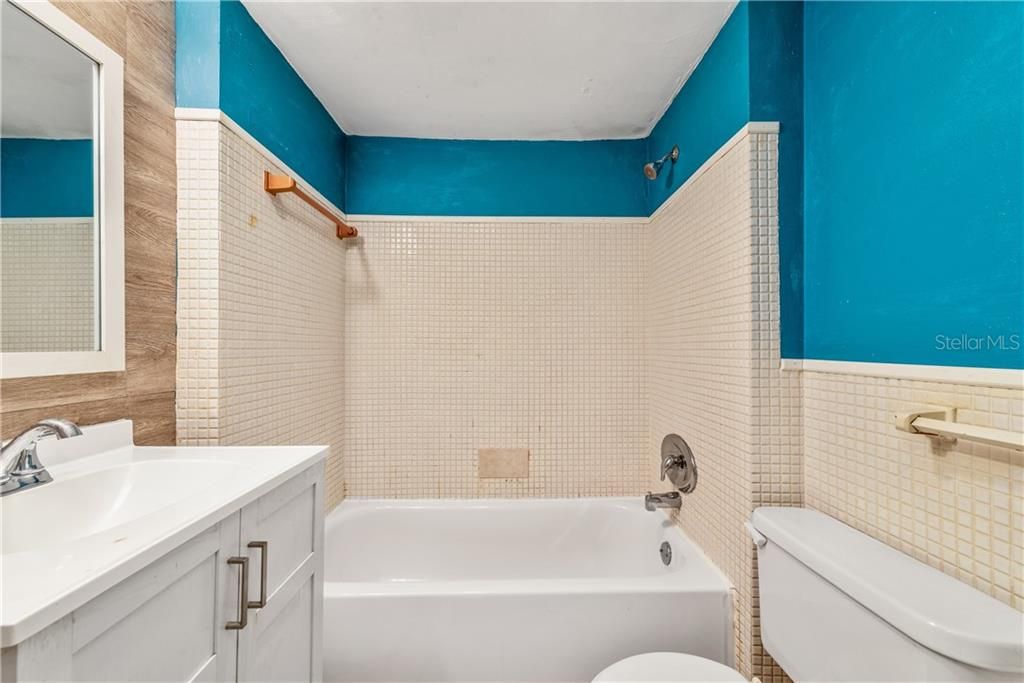 Fully Bathroom with Shower/Tub Combo