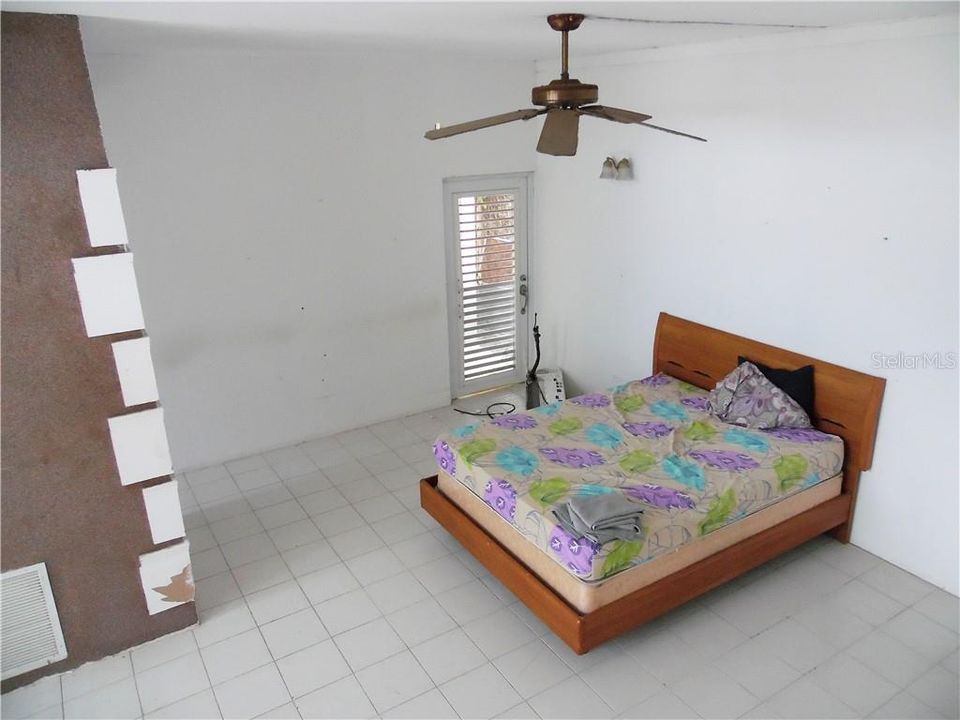 Vendido Recientemente: $195,000 (5 camas, 5 baños, 3000 Pies cuadrados)