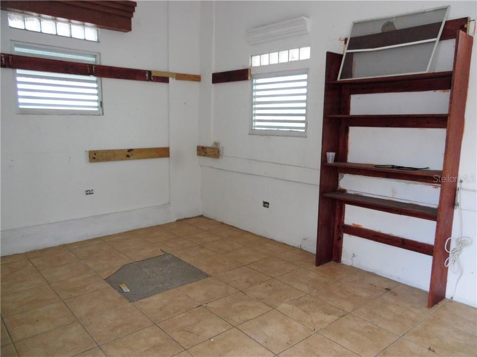 Vendido Recientemente: $195,000 (5 camas, 5 baños, 3000 Pies cuadrados)