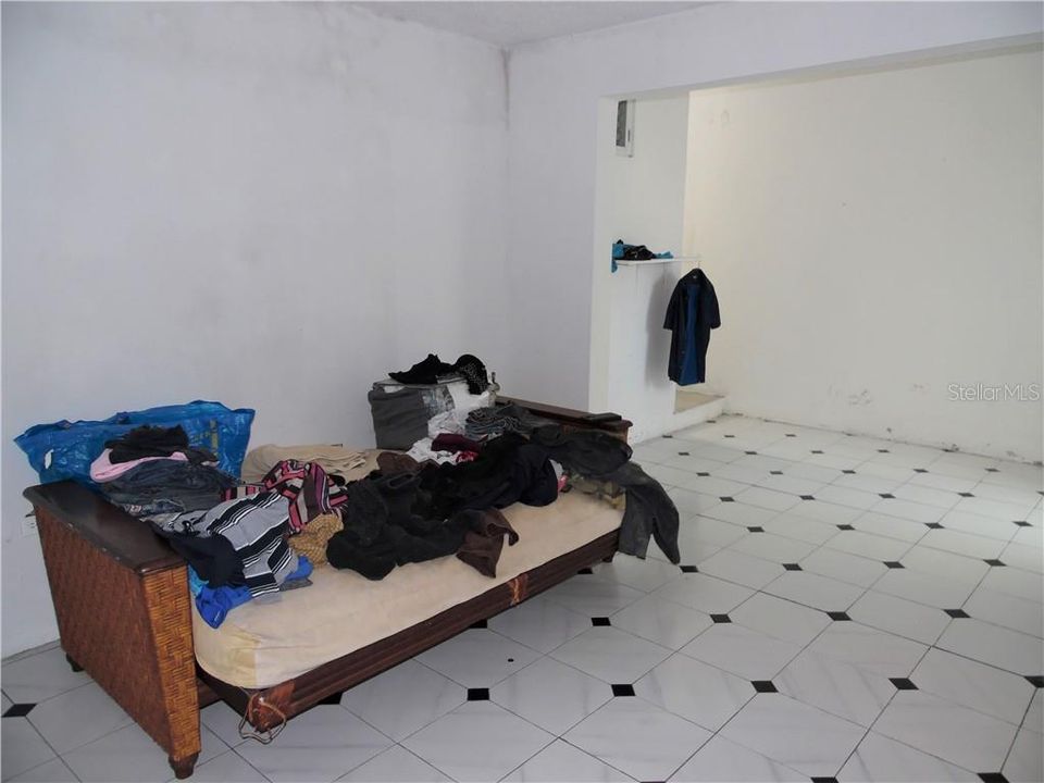 Vendido Recientemente: $195,000 (5 camas, 5 baños, 3000 Pies cuadrados)