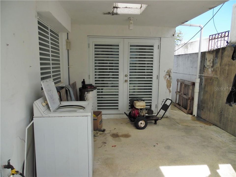 Vendido Recientemente: $195,000 (5 camas, 5 baños, 3000 Pies cuadrados)