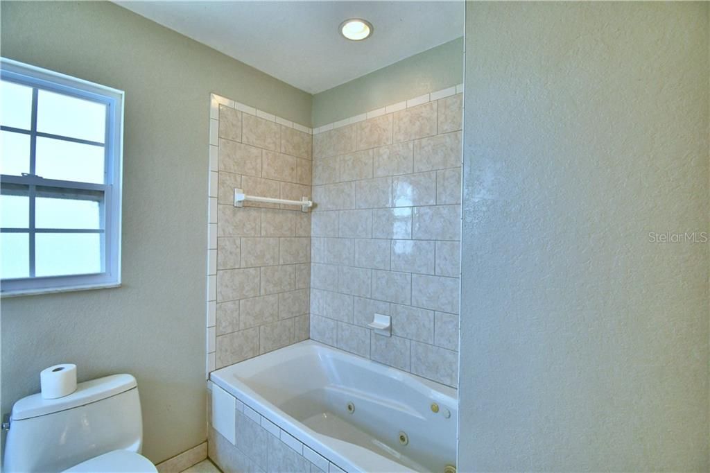 最近售出: $245,000 (6 贝兹, 3 浴室, 2852 平方英尺)