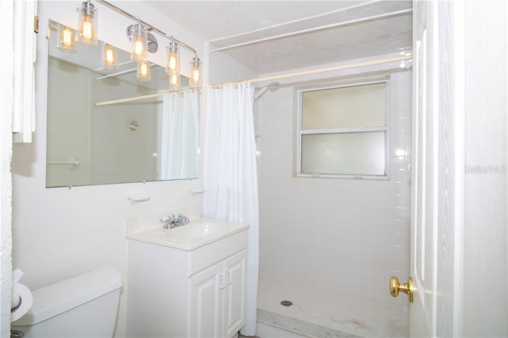 最近售出: $342,500 (3 贝兹, 2 浴室, 1384 平方英尺)