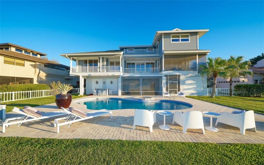 Vendido Recientemente: $2,850,000 (4 camas, 3 baños, 3106 Pies cuadrados)