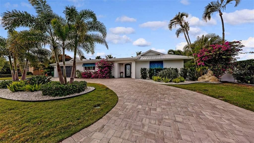 Recently Sold: $1,695,000 (4 beds, 3 baths, 2489 Square Feet)