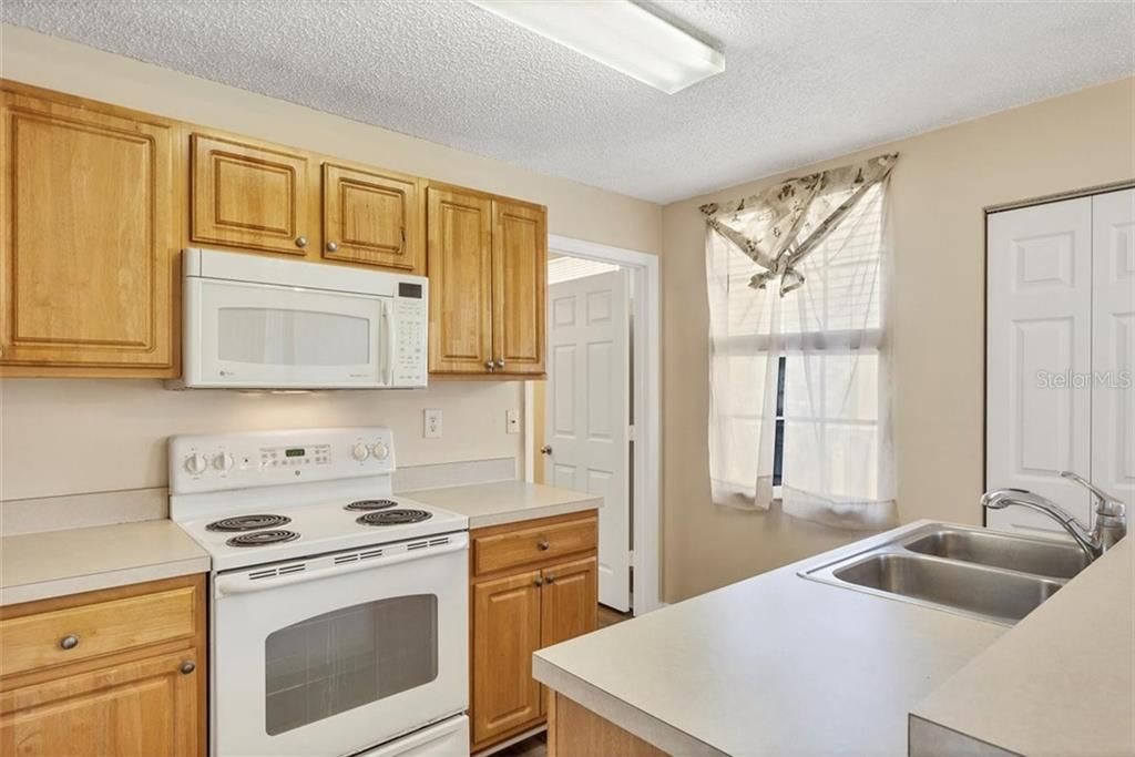 Recently Sold: $150,000 (1 beds, 1 baths, 906 Square Feet)