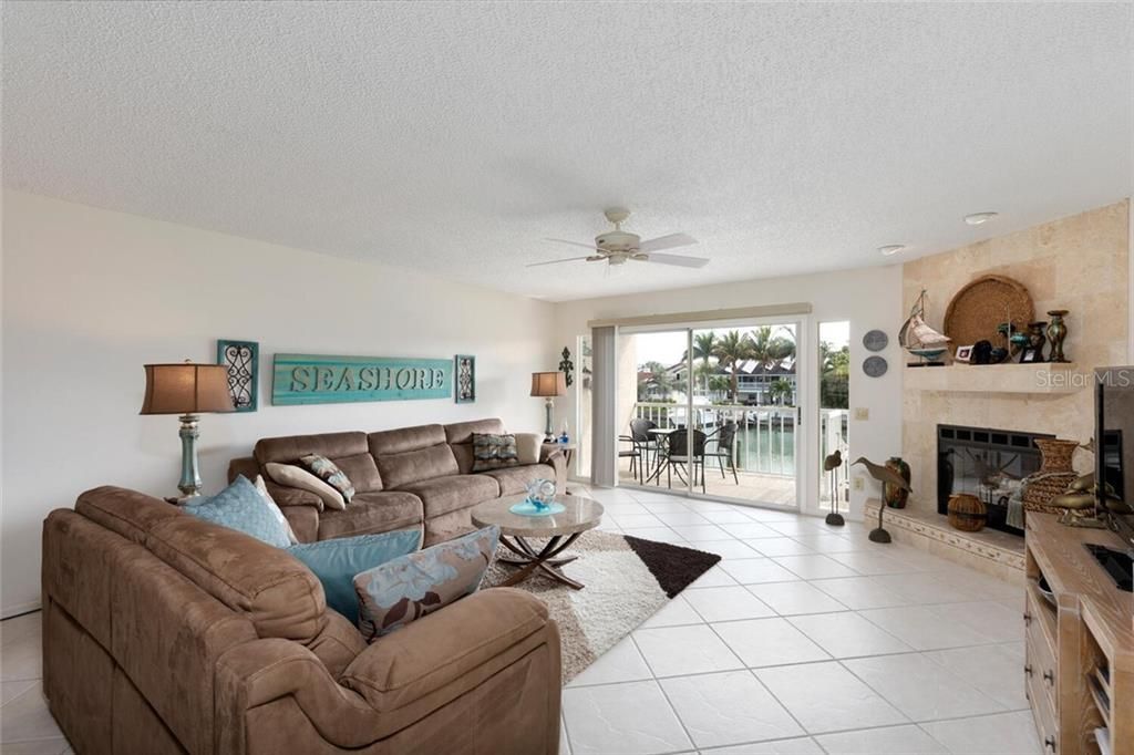 Recently Sold: $550,000 (2 beds, 2 baths, 1600 Square Feet)
