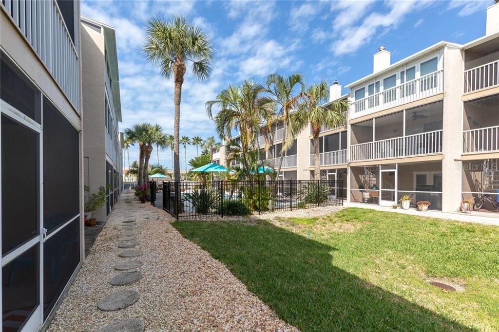 Recently Sold: $550,000 (2 beds, 2 baths, 1600 Square Feet)