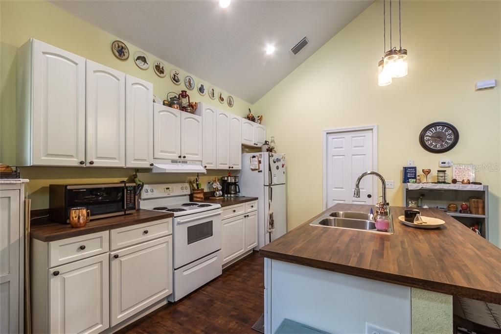Recently Sold: $145,000 (1 beds, 1 baths, 930 Square Feet)