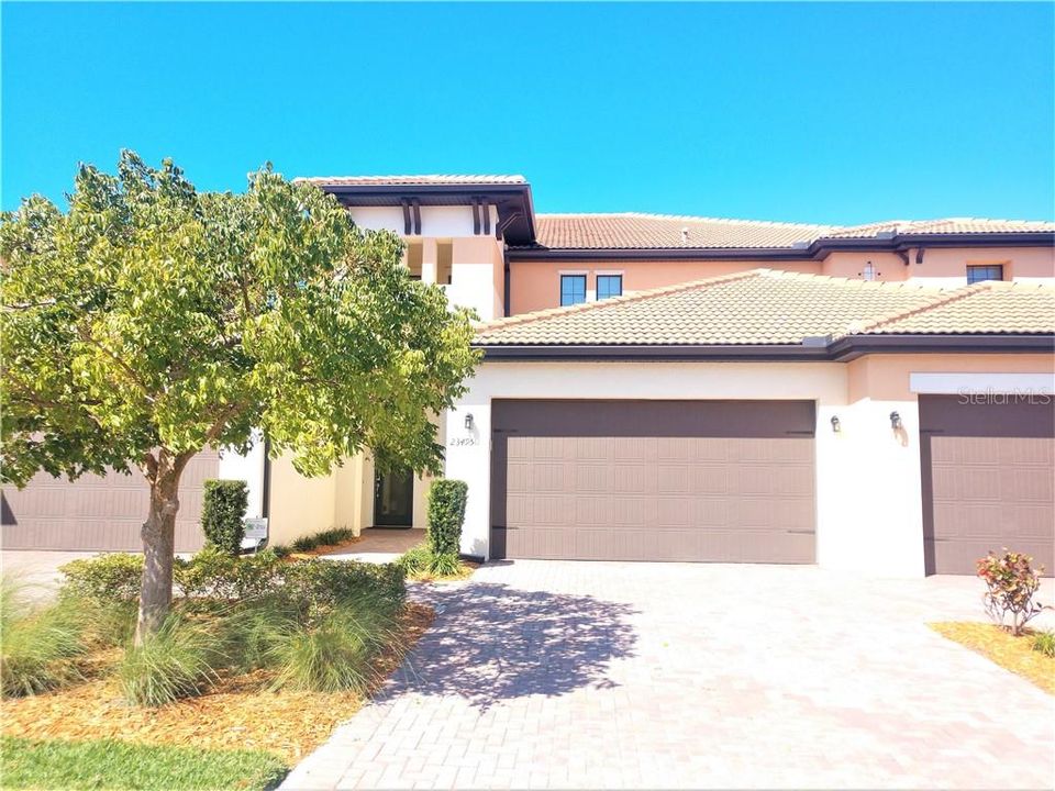 Recently Rented: $5,800 (2 beds, 2 baths, 2214 Square Feet)