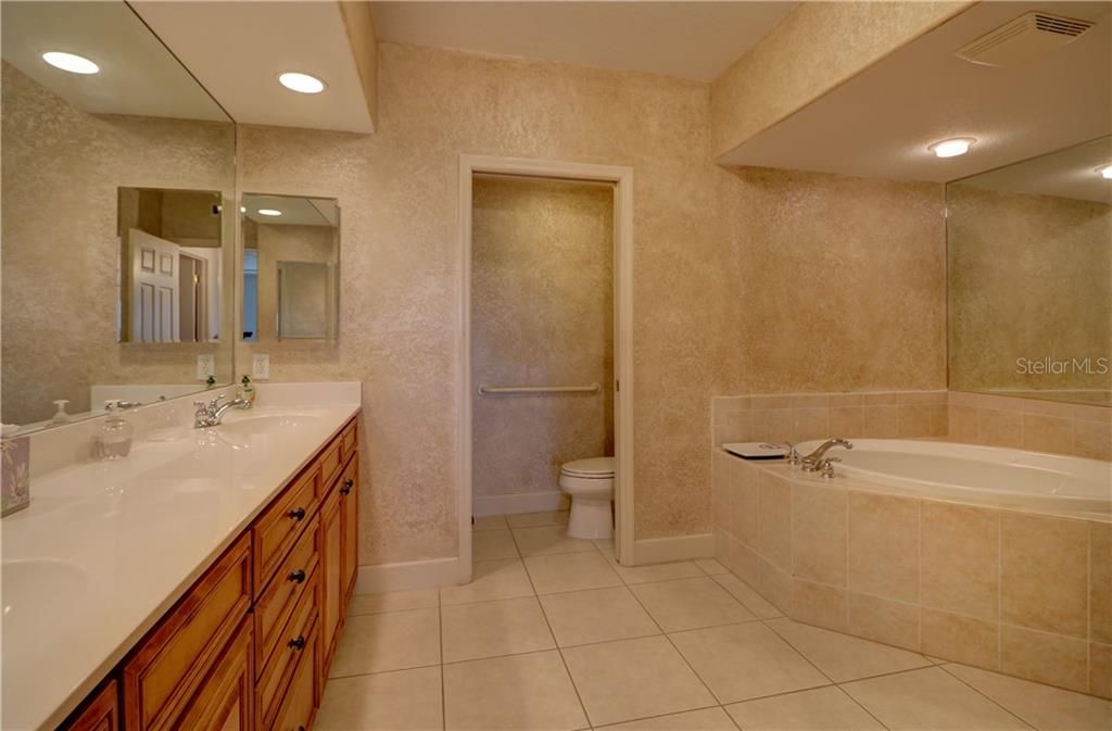 最近售出: $879,000 (3 贝兹, 3 浴室, 2566 平方英尺)
