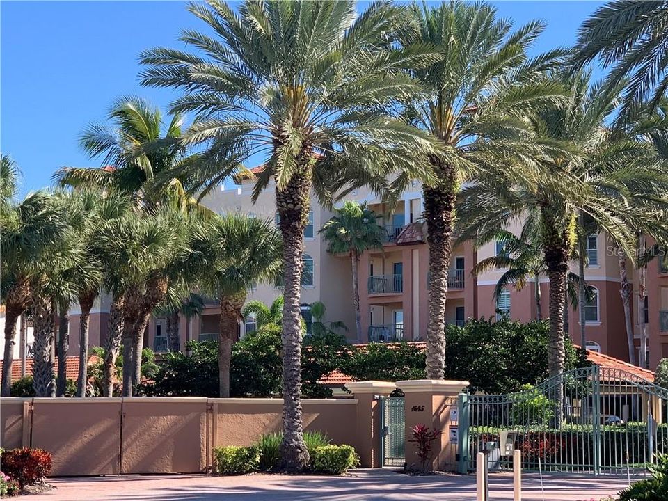 Recently Sold: $879,000 (3 beds, 3 baths, 2566 Square Feet)