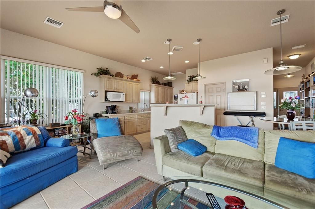Recently Sold: $350,000 (2 beds, 1 baths, 1103 Square Feet)
