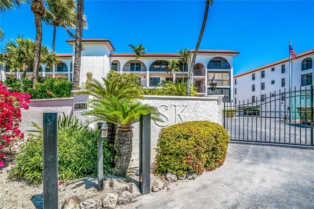 Recently Sold: $2,675,000 (3 beds, 2 baths, 2033 Square Feet)