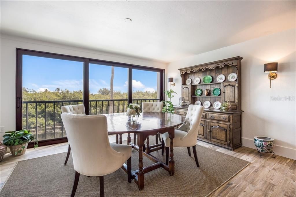 Recently Sold: $2,675,000 (3 beds, 2 baths, 2033 Square Feet)