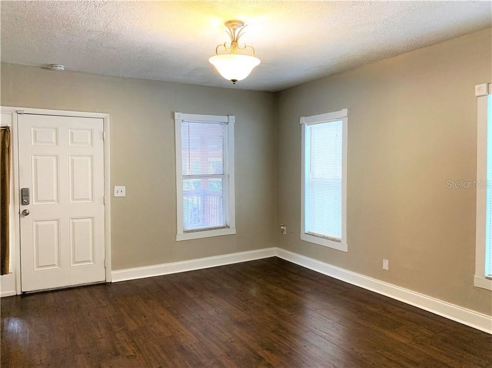 Recently Rented: $1,600 (3 beds, 2 baths, 1086 Square Feet)