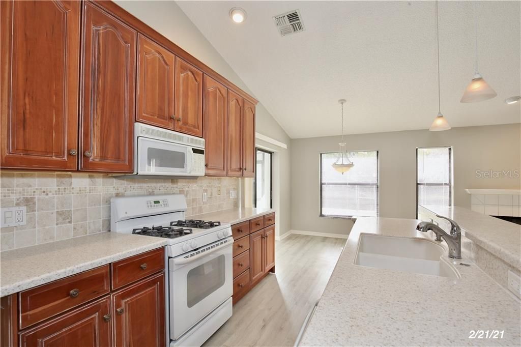 Recently Rented: $1,825 (3 beds, 2 baths, 1798 Square Feet)