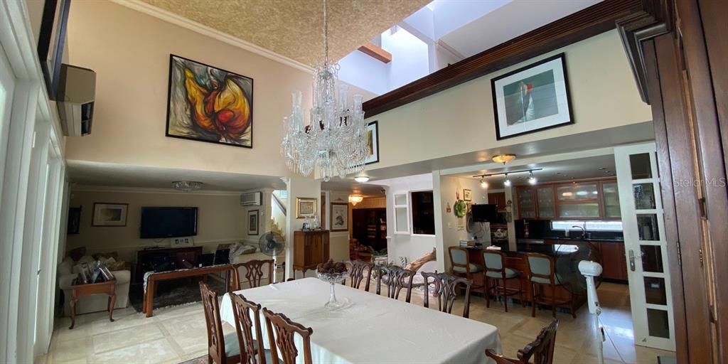 Vendido Recientemente: $1,250,000 (7 camas, 4 baños, 5987 Pies cuadrados)